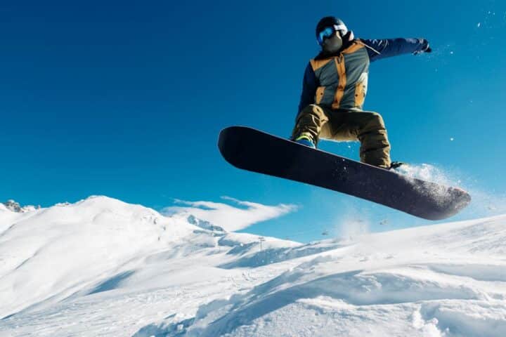 Deski snowboardowe – jak dobrać odpowiednią deskę?